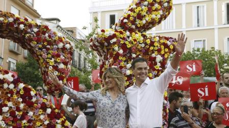 El secretario general y candidato del PSOE, Pedro Sánchez, junto a su mujer Begoña Gómez, en el acto de inicio de la campaña electoral