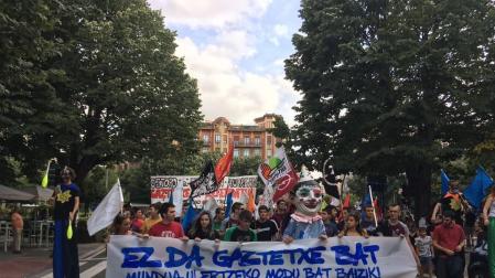 Miles de personas se manifiestan en Pamplona en apoyo al Gaztetxe