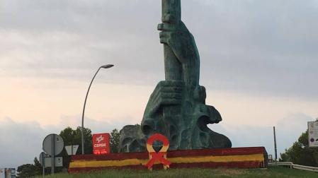 Denunciado Arcadi Espada por pintar una bandera española sobre lazo amarillo