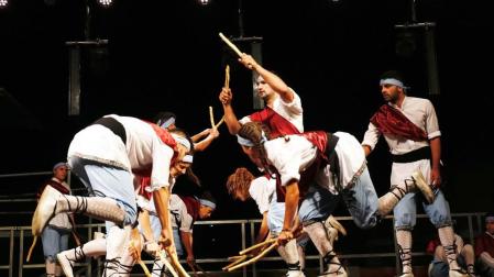 Imágenes del paloteado de las fiestas de San Bartolomé de Ribaforada 2018