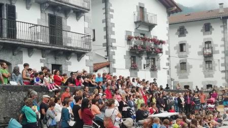 Vecinos de Leitza reunidos a principios de mes para pedir que el servicio de Pediatría esté a cargo de estos profesionales.