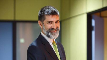 El profesor Nick Kennedy, nuevo doctor por la UPNA tras su tesis sobre el beneficio de la poesía en la pronunciación del inglés en adultos.