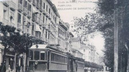 HACIA 1920. El automotor Nº 2 de “El Irati”, con un vagón de mercancías y un remolque largo, de los llamados jardineras, en la parada del bulevar, hoy paseo de Sarasate.