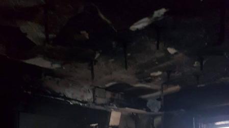 Bomberos sofocan un incendio que calcinó parte de una vivienda en Burlada