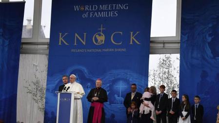 El Papa reitera en Irlanda su perdón por los abusos del clero y clama justicia