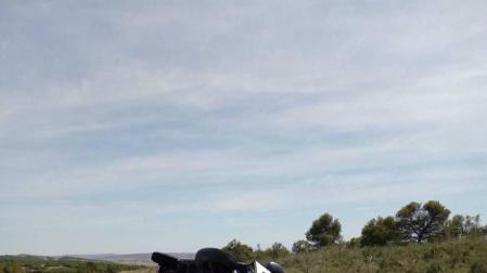 Herido leve tras sufrir una salida de la vía y volcar su coche en Sesma