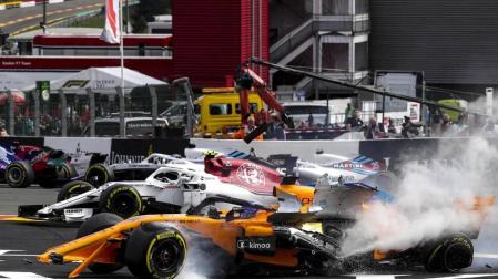 El piloto español Fernando Alonso (McLaren-Renault) se ha quedado fuera del Gran Premio de Bélgica en la primera curva por un choque con el alemán Nico Hülkenberg (Renault).