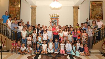 El Ayuntamiento recibe a niños ucranianos que pasan el verano en Navarra
