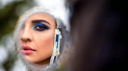 El popular carnaval de Notting Hill, en el oeste de Londres, vivió este lunes su "día grande" con un desfile repleto de color y ritmos caribeños y bajo una fuerte presencia policial.