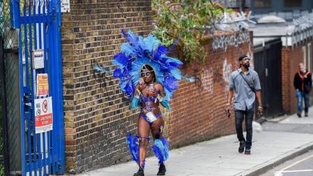 El popular carnaval de Notting Hill, en el oeste de Londres, vivió este lunes su "día grande" con un desfile repleto de color y ritmos caribeños y bajo una fuerte presencia policial.
