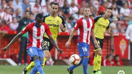 El Málaga se aupa al liderato y el Sporting estrena su casillero triunfos