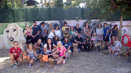 La inauguración del parque canino reúne a 500 vecinos