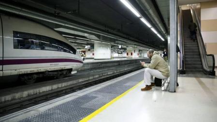 Un hombre apuñala a dos personas en la estación de Sants, en Barcelona
