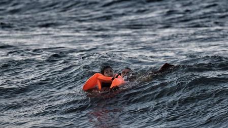Un niño refugiado de 10 años muere aplastado al intentar ser rescatado en Lesbos