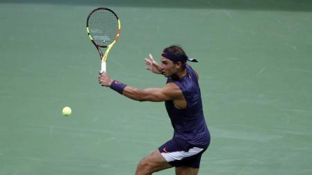 Nadal supera su debut al lesionado Ferrer en un duelo muy emocional