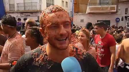 La Tomatina cubre de rojo las calles de Buñol con más de 145.000 kilos de tomate
