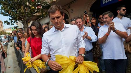 Rivera compara la agresión por los lazos amarillos con la de los guardias civiles en Alsasua