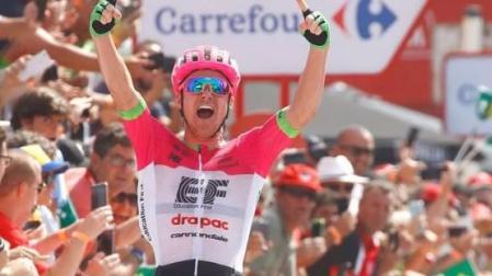 Simon Clarke gana en Roquetas y Molard se pone líder