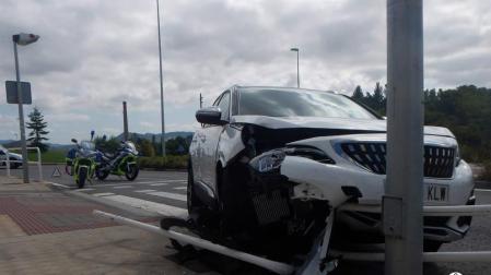 Herida tras salirse de la vía y chocar contra una farola y unas vallas protectoras