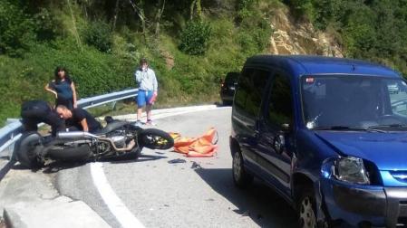Un motorista herido en un accidente de tráfico en Aribe