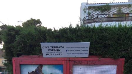 El director de 'Jurassic World' regala un póster a un cine de Murcia que tuvo que dibujarlo