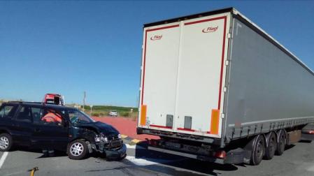 Una persona trasladada al CHN por un choque con un camión en el cruce de Falces