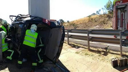 Dos personas han resultado heridas este viernes por la tarde en un accidente de tráfico en la A-12, en el kilómetro 46.