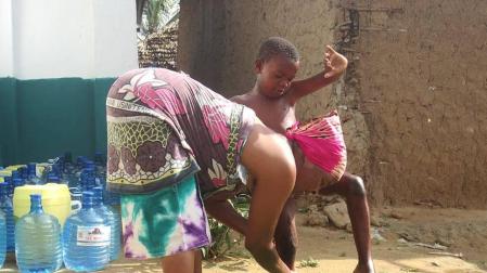 El joven de Barañáin imparte clases de spinning en Lagunak para recaudar fondos para la ONG Children of Africa.