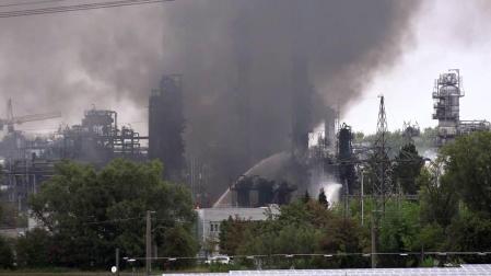Ocho heridos en un gran incendio en una refinería alemana