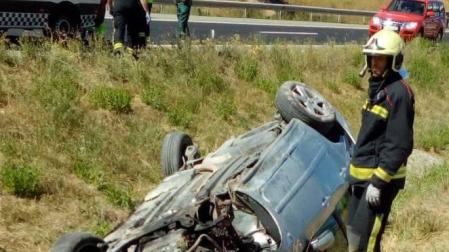 Madre e hijo, heridos tras salirse de la vía y volcar su coche en Imárcoain