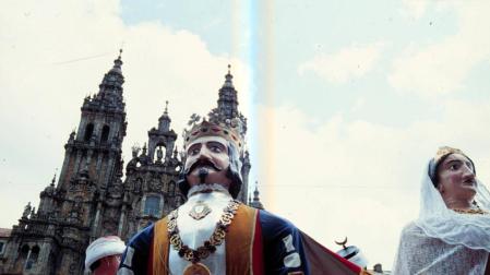 25 años del primer baile de los gigantes de Pamplona frente a la catedral de Santiago