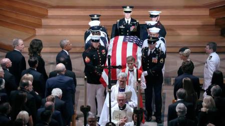El funeral de McCain se convierte en una reprobación nacional a Trump