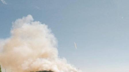 Bomberos forestales de los parques de Cordovilla, Tafalla y Estella y las dos Brigadas de Refuerzo en Incendios Forestales han acudido a la zona donde se ha extendido el fuego.