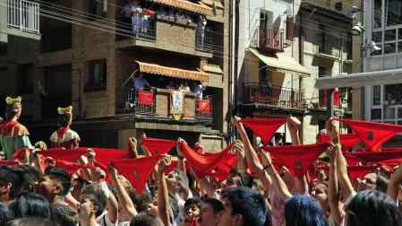 Peralta arrancó este sábado, 1 de septiembre, sus fiestas patronales. La concejala Nuria Autor fue la encargada de prender la mecha festiva
