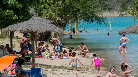 Zona de playas del embalse de Alloz, repleto de bañistas en un sábado de ambiente veraniego.