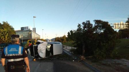 Se sale de la vía, arrolla dos árboles y vuelca en el Polígono Agustinos de Pamplona