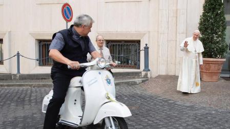 El papa recibe una Vespa personalizada como regalo de su club de fans