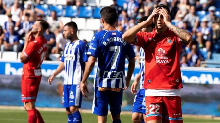 Bastón y Sobrino anulan el gol del Espanyol y dan tres puntos al Alavés