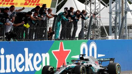 Hamilton consigue una victoria clave en la casa de Ferrari
