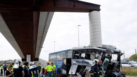 Un autobús de la línea Alsa sufrió un accidente y colisionó contra un pilar de un viaducto de la circunvalación de Avilés.
