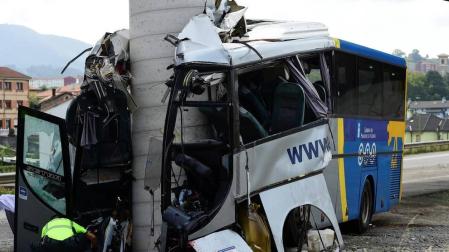 Un autobús de la línea Alsa sufrió un accidente y colisionó contra un pilar de un viaducto de la circunvalación de Avilés.