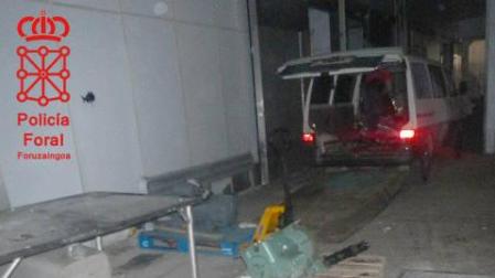 Motores listos para ser cargados por los ladrones en el antiguo matadero de Estella.