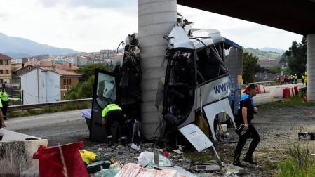Un autobús de la línea Alsa sufrió un accidente y colisionó contra un pilar de un viaducto de la circunvalación de Avilés.