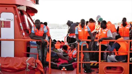 El barco Guardamar Caliope atraca en el Puerto de Motril (Granada) con los 241 inmigrantes.