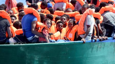 El 'Aquarius' pide un puerto para desembarcar a 141 migrantes, 67 menores solos