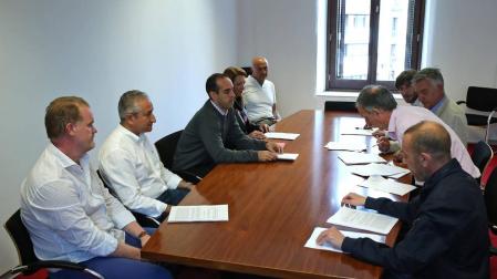 Desde la izquierda, Santiago Arraiza (APF de Policía Foral), Óscar Espinosa (APF), Javier Tarazona (SPF de Policía Foral), Gloria Sangüesa (Sindicato de Policía Municipal de Pamplona), Gonzalo Mora (APF), Mikel Buil (Podemos), Koldo Martínez (Geroa Bai), Adolfo Araiz (Bildu) y Juan Manuel Zabalza (APF).