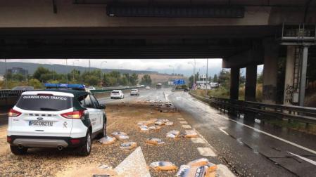 Un camión pierde la carga y obliga a cortar dos carriles en la A-15