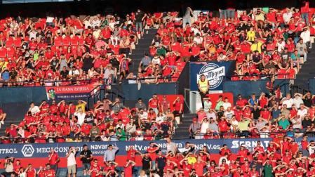 Fotos de los aficionados en El Sadar durante el partido Osasuna-Elche.