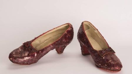Fotografía facilitada por el FBI que muestra un par de zapatos de rubí que lució Judy Garland en el clásico 'Mago de Oz'.
