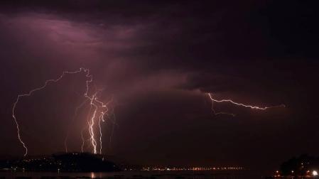 Tormenta eléctrica vista desde el monte Cepudo en Vigo y la Playa de Domaio.